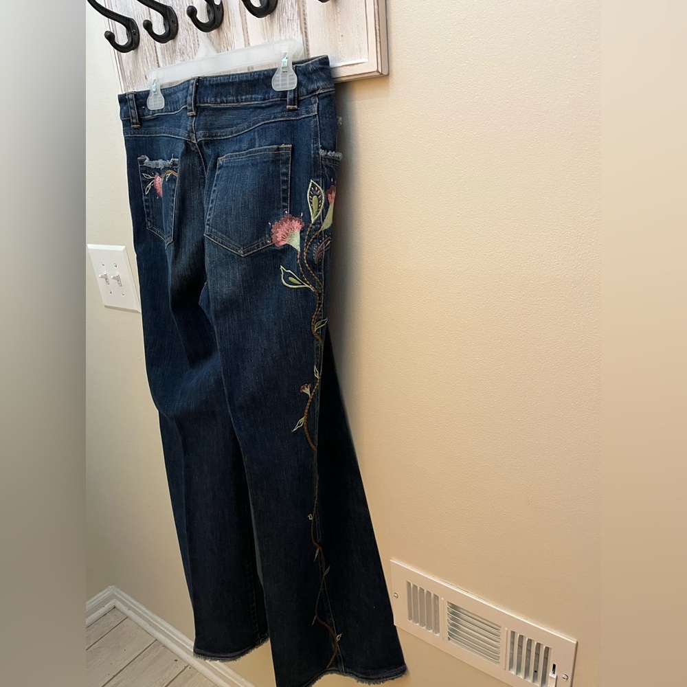 Bandolino Embroidered blue denim boot cut  stretch Jeans. Size 10
